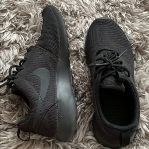 Women’s Black Nike Roshes